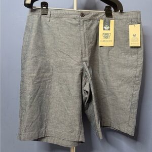 Dockers Perfect Shorts Classic Fit
Size 42
New With Tags
